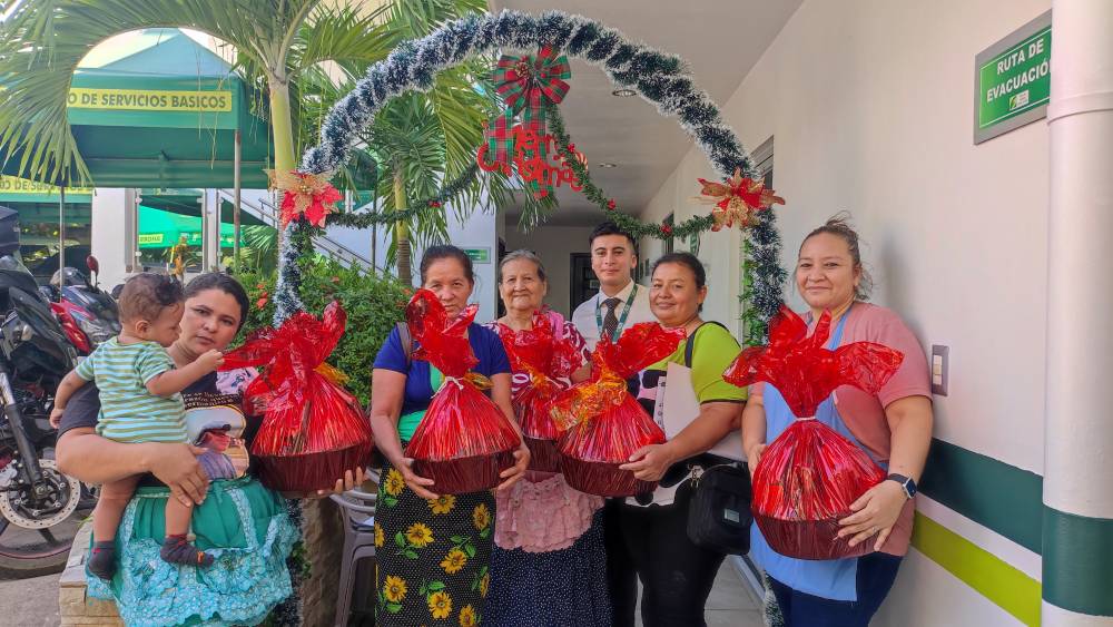 Entrega de canasta navideña a socios de Crédito Popular.