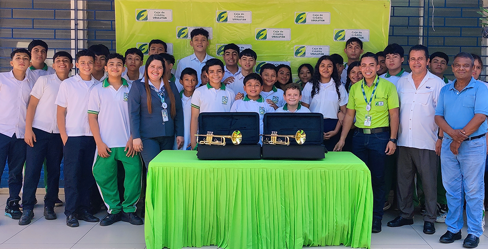 Donación de dos trompetas al Complejo Educativo "Basilio Blandón"