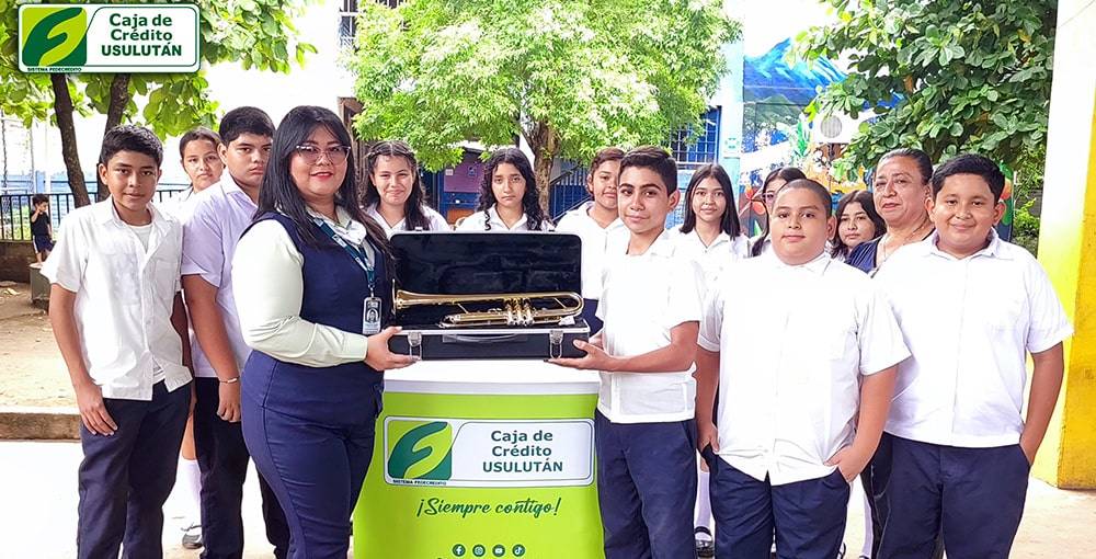 Donación de una trompeta al Centro Escolar República Federal de Alemania.