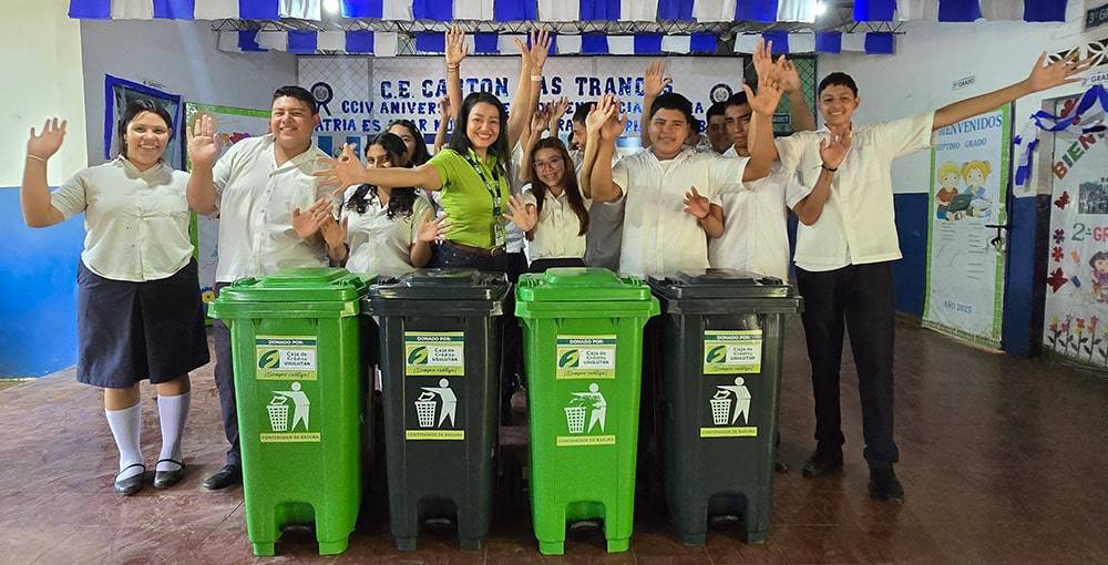 Donación de 4 contenedores de basura al Centro Escolar Cantón Las Trancas, Ozatlán.